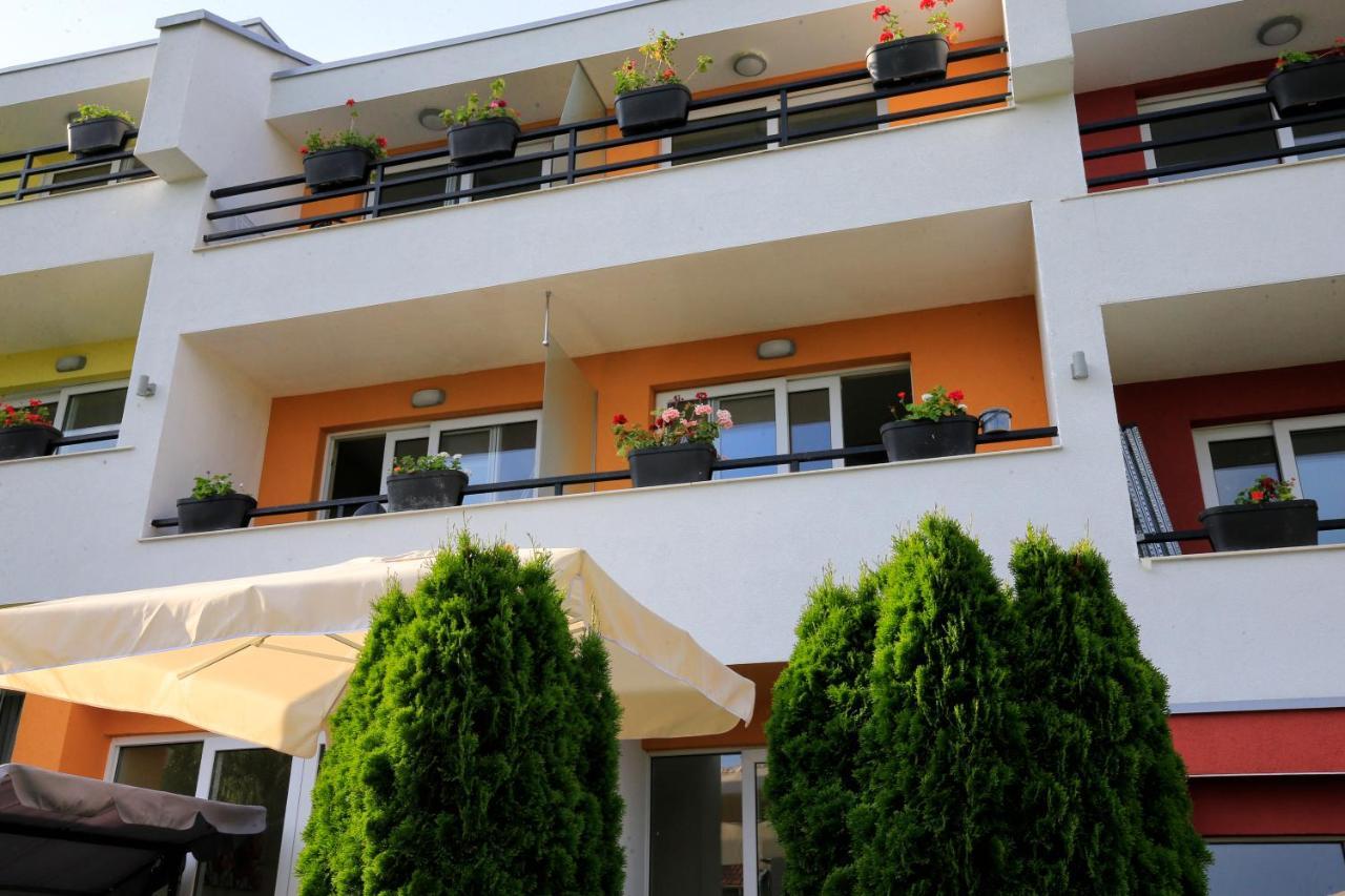Stayinn Rainbow Houses Beachfront By Asteri Hotels Slântsjev Brjag Eksteriør bilde