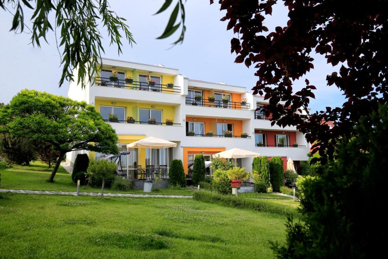 Stayinn Rainbow Houses Beachfront By Asteri Hotels Slântsjev Brjag Eksteriør bilde