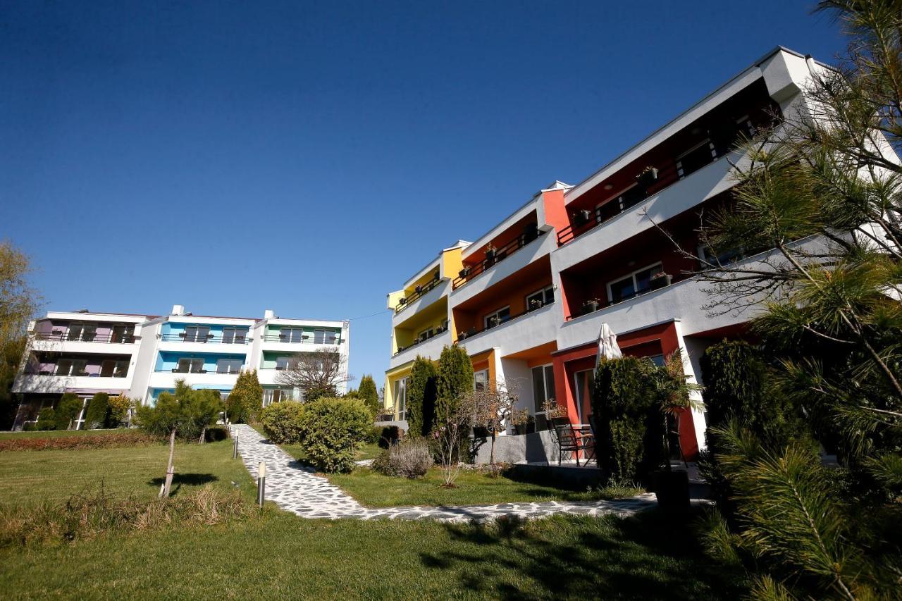 Stayinn Rainbow Houses Beachfront By Asteri Hotels Slântsjev Brjag Eksteriør bilde